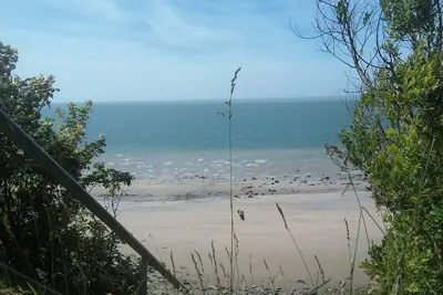 Image de Maison rose au dessus de la mer