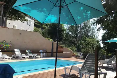 Image de Maison indépendante divisée en 4 appartements entièrement équipée.
