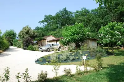 Gîte Chêvrefeuille en Périgord noir /village familial de 6 gîtes près de Lascaux
