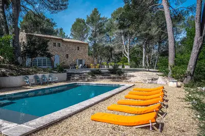Image de Maison avec vue et piscine chauffée à Roussillon