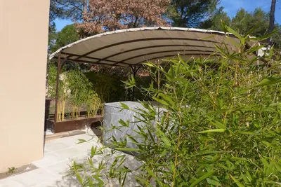 Image de Studio Avec Jacuzzi A L Ombre Des Chenes