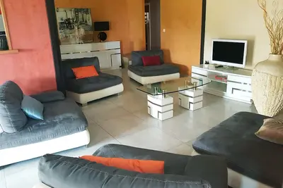 Image de Tres Belle Villa En Bois Rouge Avec Vu Sur Mer
