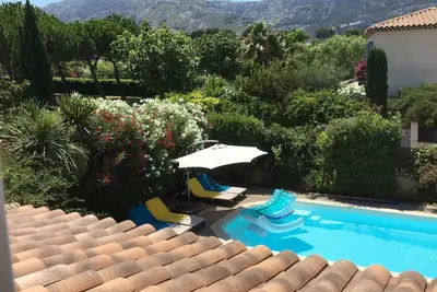Image de Villa avec piscine privée et vue sur les collines.