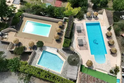 Image de Gîte en pierres, cheminée, piscines, aire de jeux, parc clos et arboré