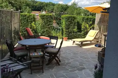 Image de Maison de ville à l’entrée de la ville avec terrasse et jardin