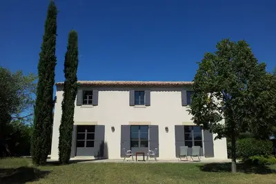 A Uzès, Bastide aux prestations haut de gamme, à 5 min du centre, grande piscine