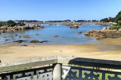 Image de Perros Guirec  jolie maison pieds dans l'eau. Vue sur mer de toutes les pièces.