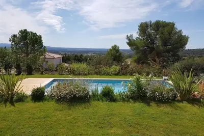 Image de Bastide récente à Eguilles idéale pour 2 familles avec enfants