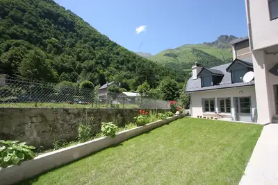 Cauterets centre village. Maison, vue montagne