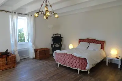 Image de Maison typique, spacieuse, Piscine privée, grand jardin.