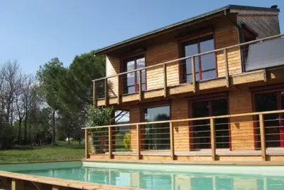Image de maison d'architecte contemporaine en bois dans un espace de nature préservé