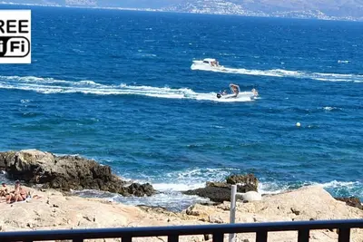 Image de Apt 2 chambres Les Pieds Dans l'eau avec terrasse Devant La Mer pour 5 personnes