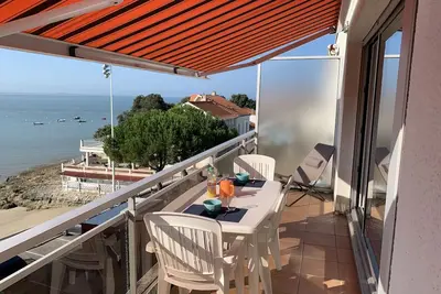 Image de Appartement de standing avec terrasse, plage au pied de l'immeuble (20 mètres)