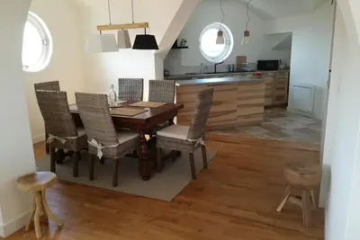 Image de Bel appartement résidentiel au centre ville, au calme, vue sur plage et montagne