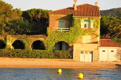 Saint-Tropez- Maison \"Pieds dans l'Eau! \" (34 m2) dans une Propriété sur la Plage