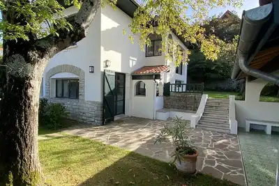 Image de Maison - Rez de jardin  au calme, plage et centre ville à pied