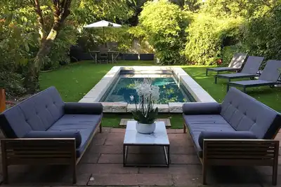 Image de Large Bordeaux House With Pool