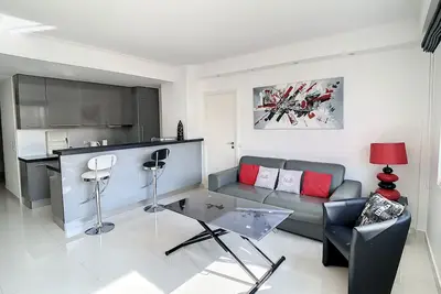 Image de Appartement rénové en plein centre ville de Cannes