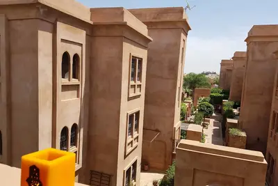 Bel appartement à 3 façades et verdure, bien agencé sécurisé avec une piscine