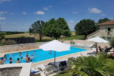 Image de 6 gites de 2 à 10 personnes (36 couchages ), salle de réception et piscine.