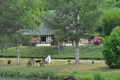 Image de Maison normande en pleine nature  avec plan d'eau