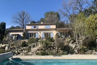 Image de Charme d'une villa provencale, privée au calme, piscine avec terrain arboré