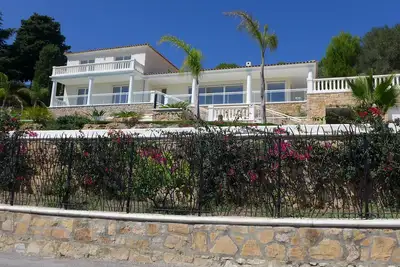 Image de Villa 250 M2 Large Standing Height Gulf Juan Swimming Pool Panoramic Sea View