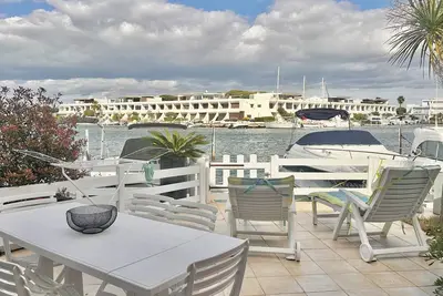 Image de Marina en rez-de-chaussée avec vue sur le port + appontement