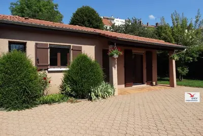 Image de Cozy house with closed parking, electric charging  port, garden. Near downtown