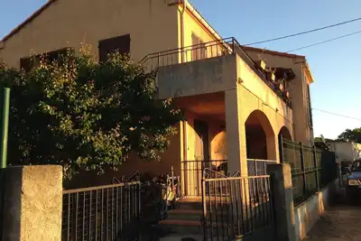 Image de bas de villa entre mer et montagne