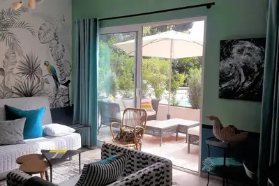 Image de grand studio avec terrasse face piscine, spa dans le jardin