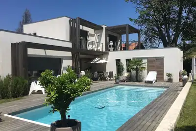 Image de Villa contemporaine au calme avec piscine chauffée. (A partir du 15/05 )