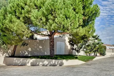 Image de Family home with heated pool and garden