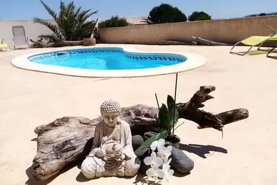 Image de villa climatisée piscine chauffée parking privé clôturé