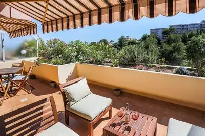 Image de 2 pièces climatisé, grande terrasse vue mer et verdure, piscine