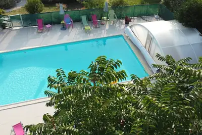 Image de Gîte en pierre blanche en pleine nature, avec piscine, internet. Vue magnifique