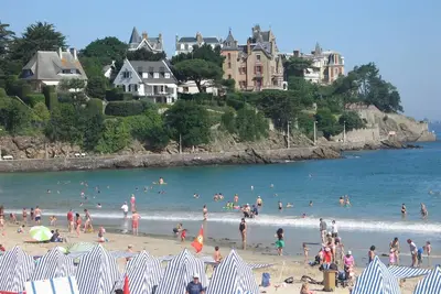 Image de T2 au centre de Dinard avec cour intérieure et parking privatif
