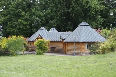 Image de Hutte 5p à la Ferme de Trénube avec piscine en Brocéliande