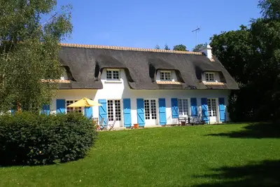 Image de Spacieuse longère de charme, 10 couchages, parc fleuri, à 2Km des plages