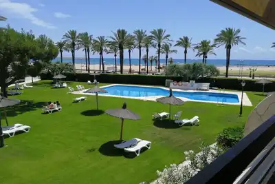 Image de Spacieux appartement entièrement rénové dans résidence de standing face plage