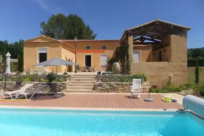Image de Spacieuse villa de style provençal avec piscine