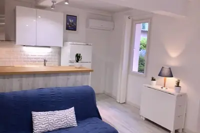 Image de Hyeres centre ville: charmant studio excellent état- réduction spéciale fin août