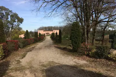 Image de Spacieuse villa de campagne sur un parc avec piscine