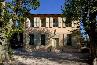 Image de Bastide (XVIIIe), piscine, vue sur la Sainte-Victoire
