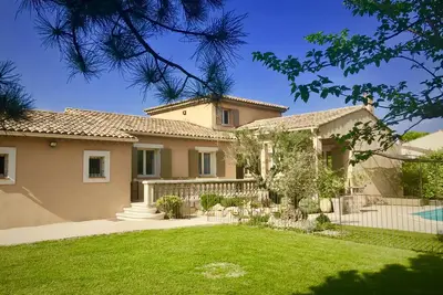 Image de villa avec piscine entre avignon et st rémy de provence jardin arboré