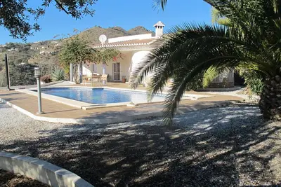 Image de Tres Belle Villa Dans Un Endroit Calme Avec Vue Imprenable Mer Et Montagne