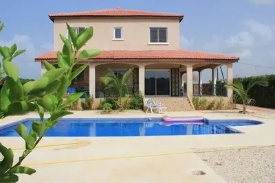 Image de maison/villa climatisée avec piscine