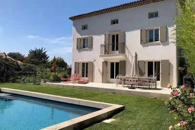 Image de Bastide à Aix en Pce, piscine, jardin clos, salle de sport et parking privés.