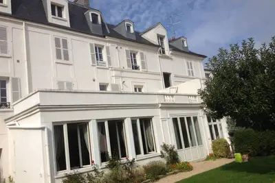 Image de Appartement lumineux ensollelié de plein pied avec jardin