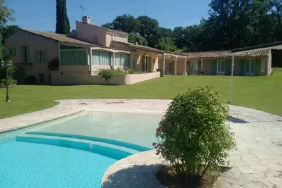 Image de grande villa de 315 M2 climatisé avec piscine  à débordement au pied du Luberon